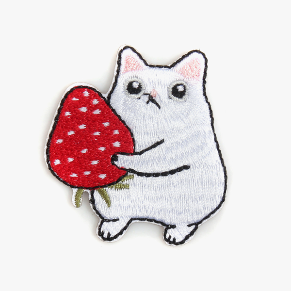 퀼트의시작은? 엔조이퀼트와 함께,[장식부자재] 열접착 흰 고양이 자수 와펜(자수 패치) - 딸기1