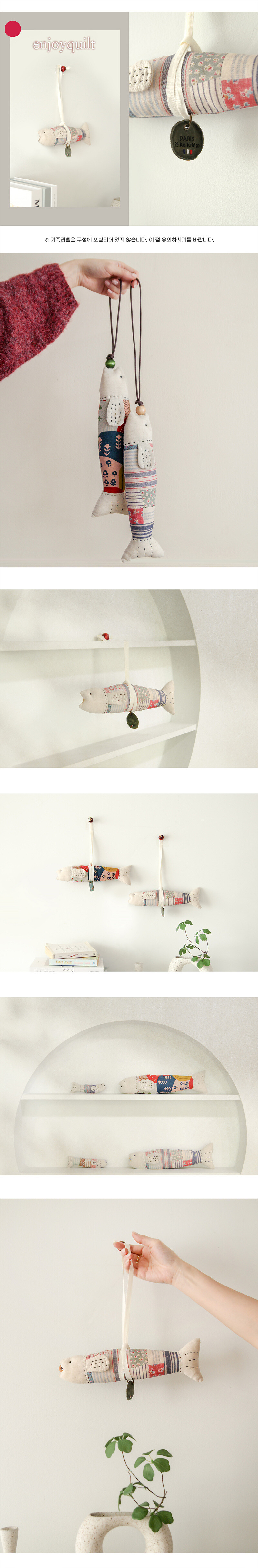 바이핸즈 명태 장식인형 블루 벽걸이 사용 예시 리본걸이 디테일