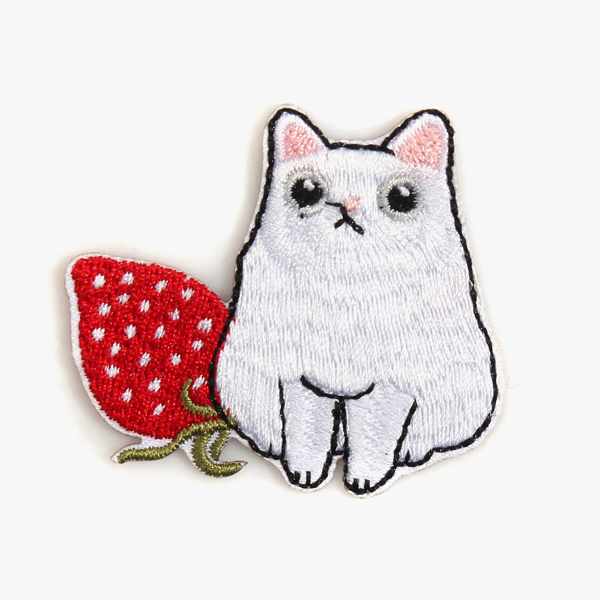 퀼트의 명가 엔조이퀼트,[장식부자재] 열접착 흰 고양이 자수 와펜(자수 패치) - 딸기2