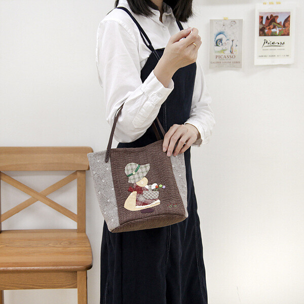 [바이핸즈] 퀼트패키지 가방 - 보넷걸 토트백