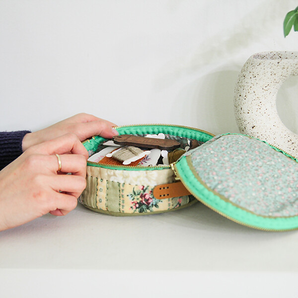 [바이핸즈] 퀼트패키지 소품 - 케이트 플라워 원형 파우치