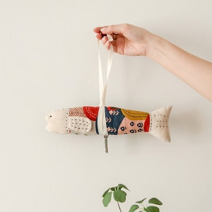 [바이핸즈] 퀼트패키지 소품 - 나는 명태다 장식인형 (레드) (개)