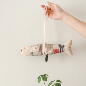 [바이핸즈] 퀼트패키지 소품 - 나는 명태다 장식인형 (블루) (개)